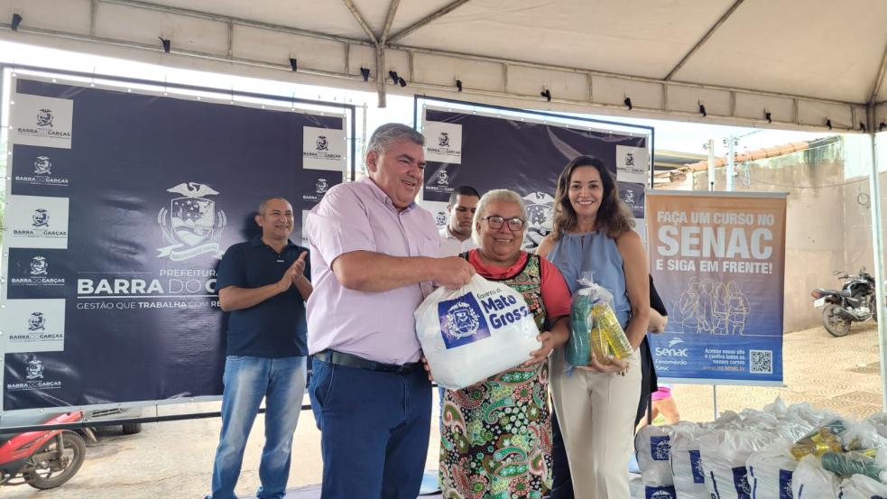Prefeitura de Barra do Garças entrega de cestas básicas e lança projeto de capacitação profissional no Cras Construir